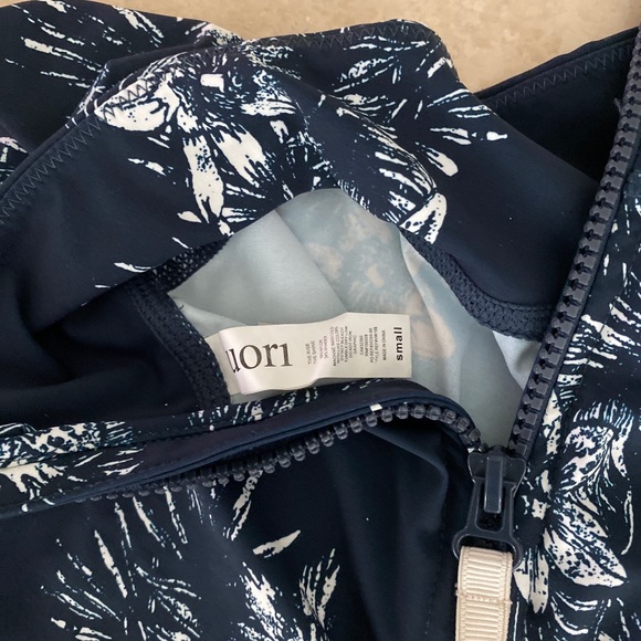 Vuori half zip crop top - Picture 3 of 3